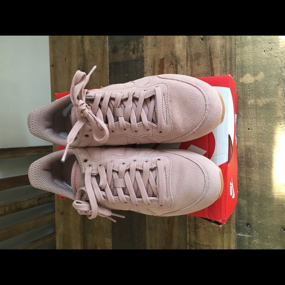 Nike Internationalist SE sz 6.5 Particle Pink